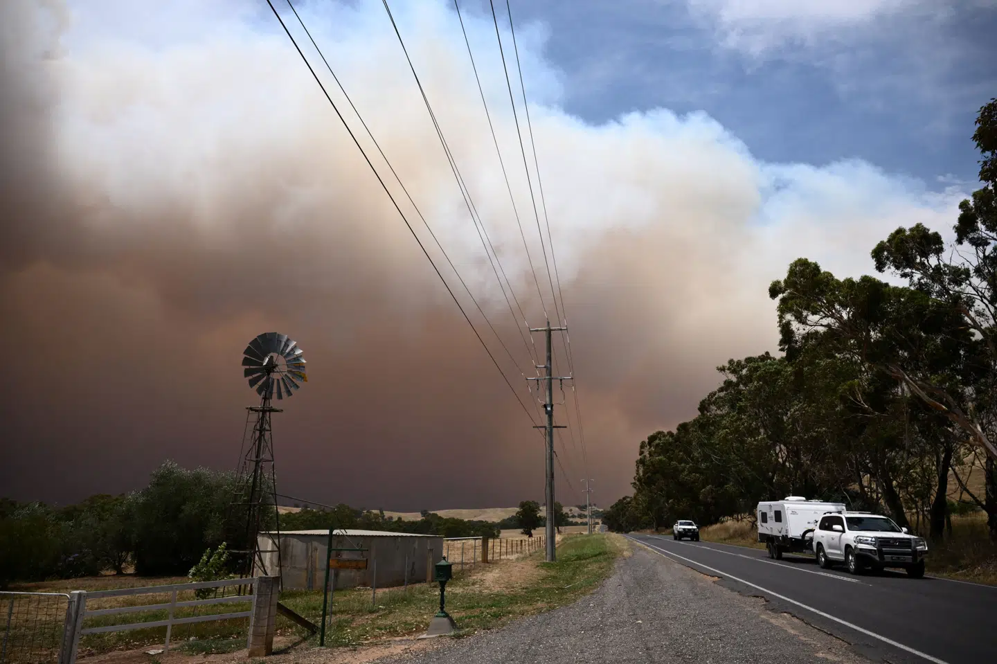 Voldsomme skovbrande hærger delstaten Victoria i Australien. Den største brand raser nær byen Longwood.