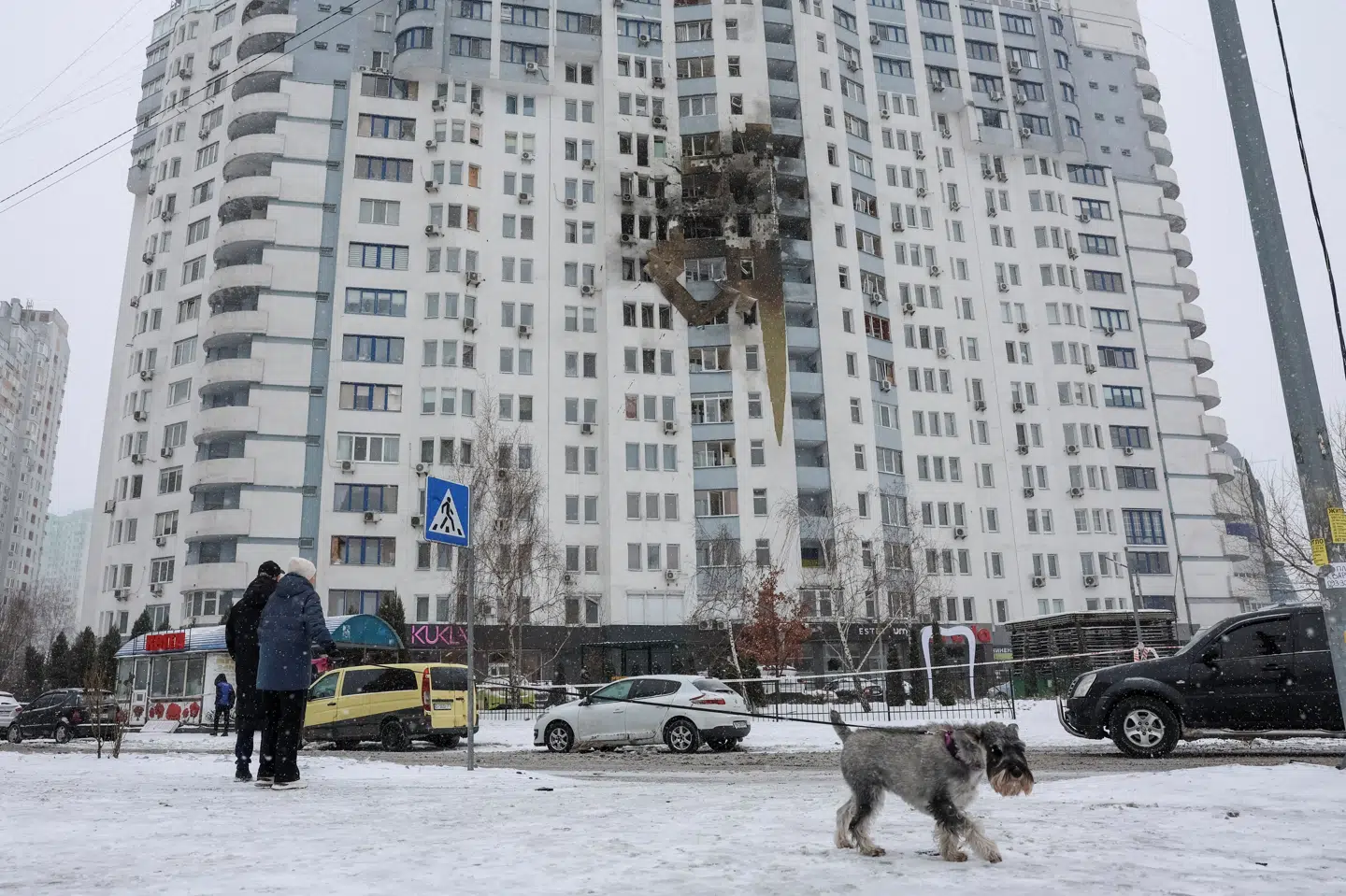 Et lejlighedsbyggeri blev fredag angrebet af en russisk drone i Ukraines hovestad, Kyiv. Ifølge byens borgmester er mange boligblokke uden varme efter angreb på byens strømforsyning.