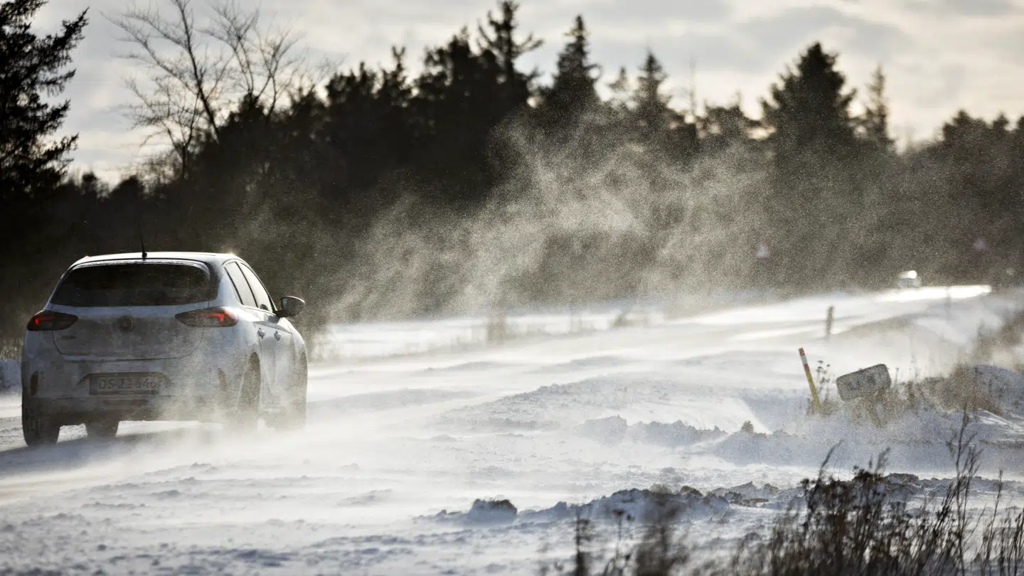 Snefygning kan give problemer på vejene.