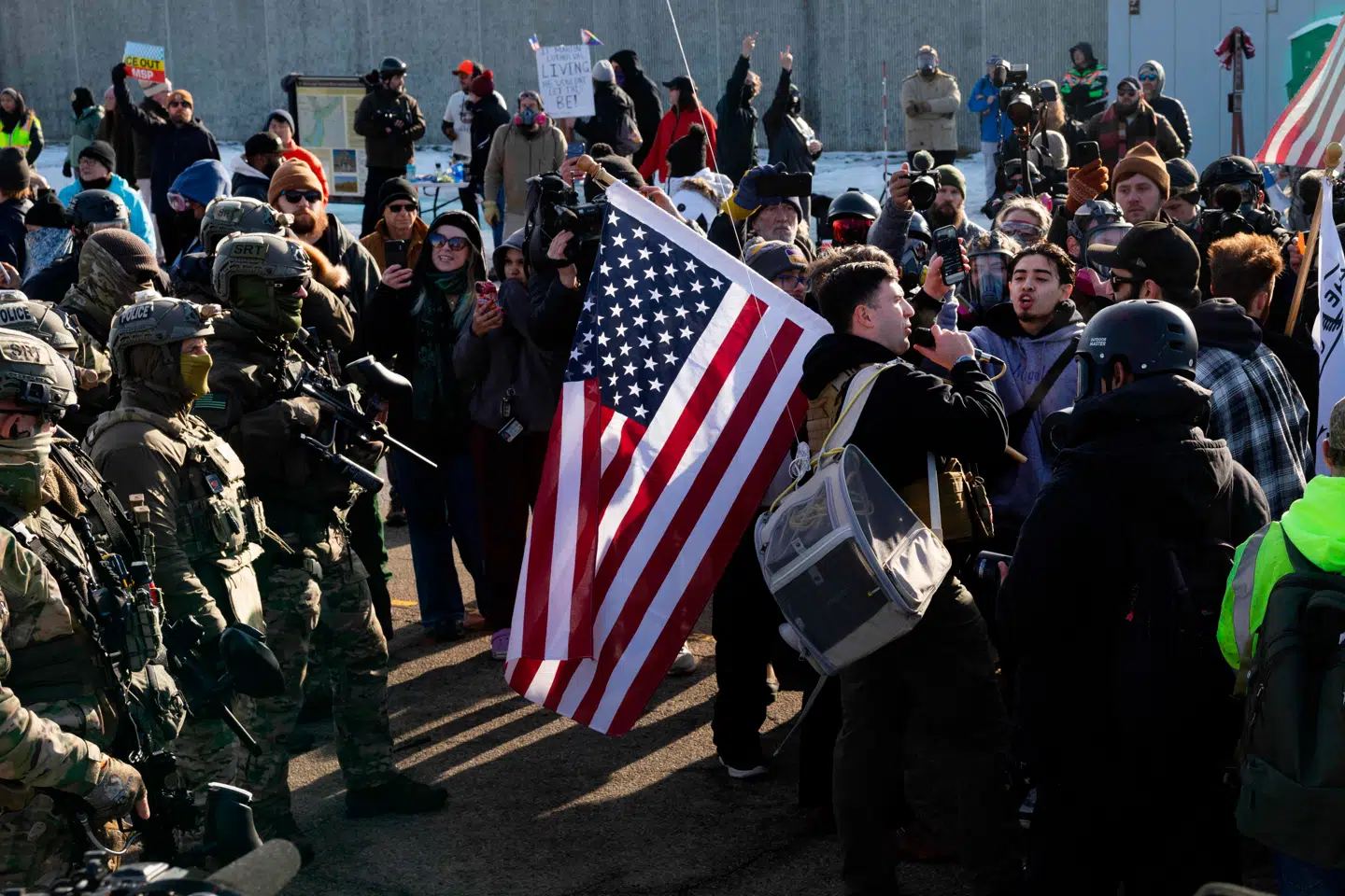 Demonstranter, der demonstrere henholdsvis for og imod ICE, mødtes i Minnesota fredag.