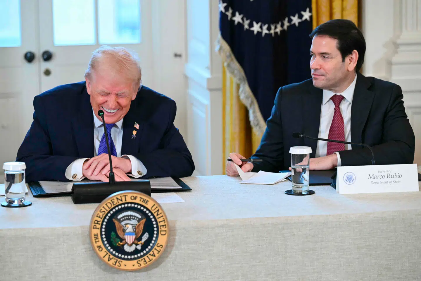 Donald Trump morer sig på mødet, Marco Rubio kigger på.