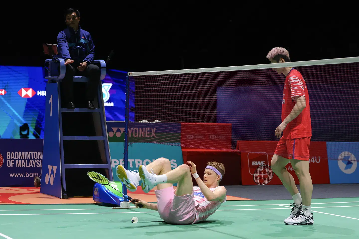 Anders Antonsen (i lyserødt) nåede finalen i Malaysia Open i 2024 og 2025, men i 2026 måtte han takke af efter semifinalen.