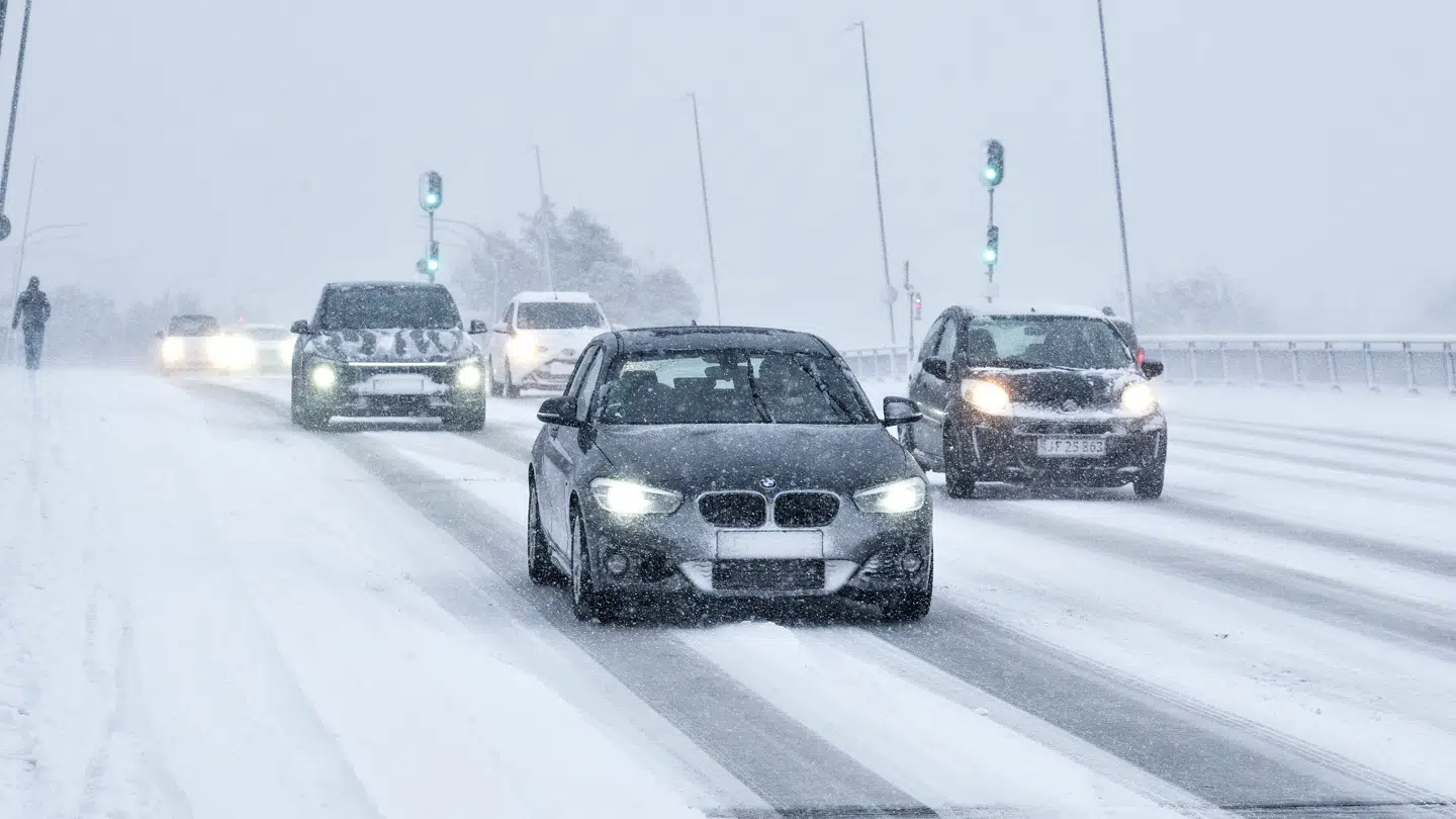 Sneen er væltet ned over Danmark, og det har skabt problemer i trafikken. Her et billede fra Aalborg.
