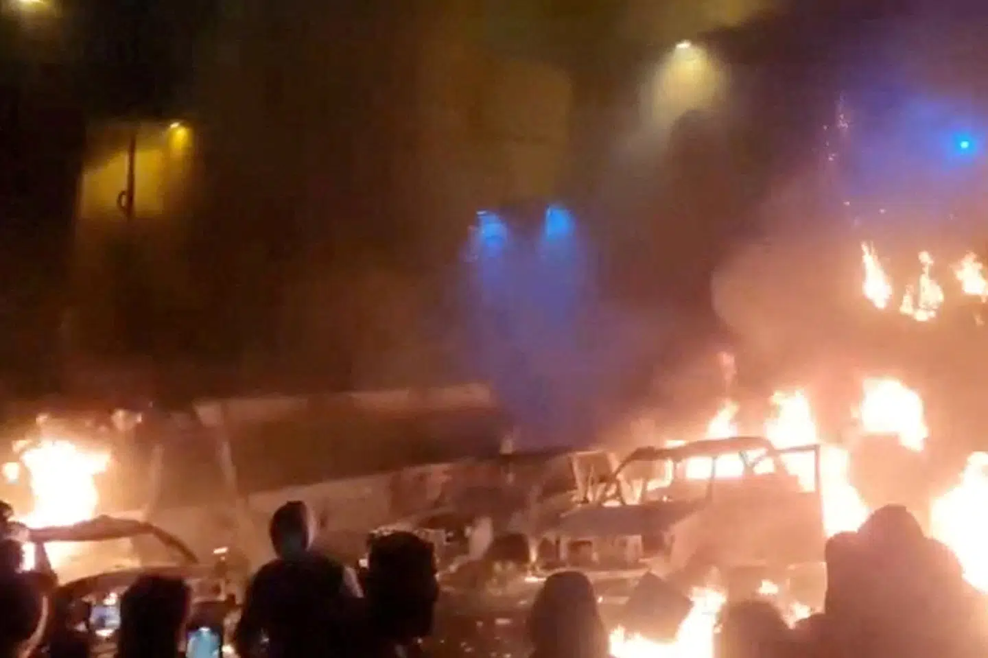 Demonstrantioner og brændende biler i Irans hovedstad Teheran. Billedet er taget fra sociale medier gennem Reuters den 9. januar. (Arkivfoto).