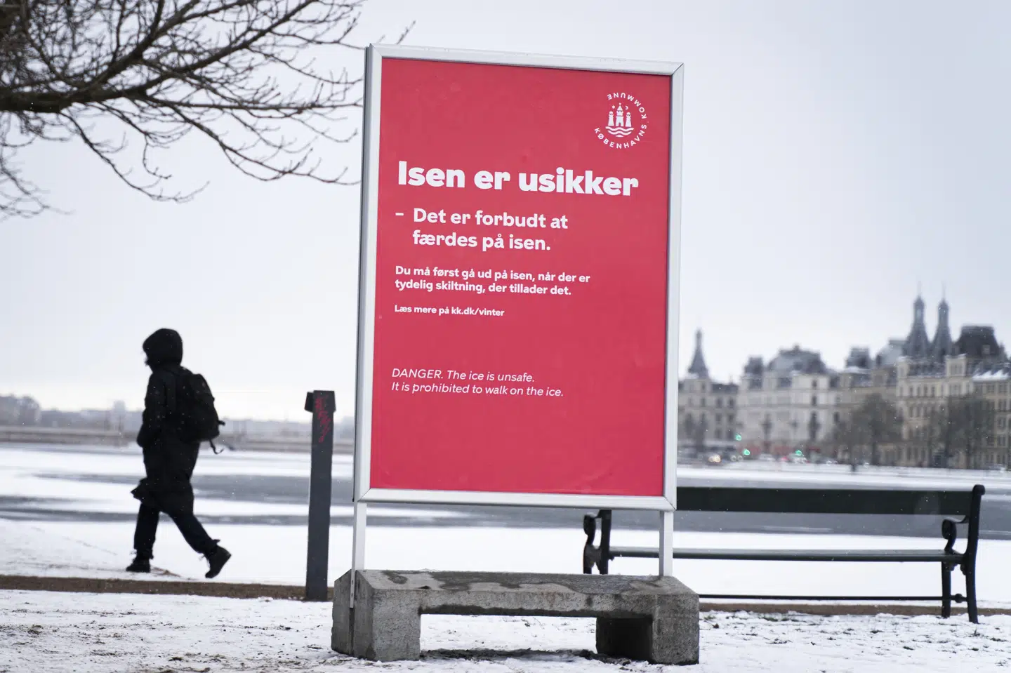 Isen er usikker, lød det på et skilt ved Peblinge Sø i København i november 2023. Det er først tilladt, når der tydeligt skiltes med det. (Arkivfoto).