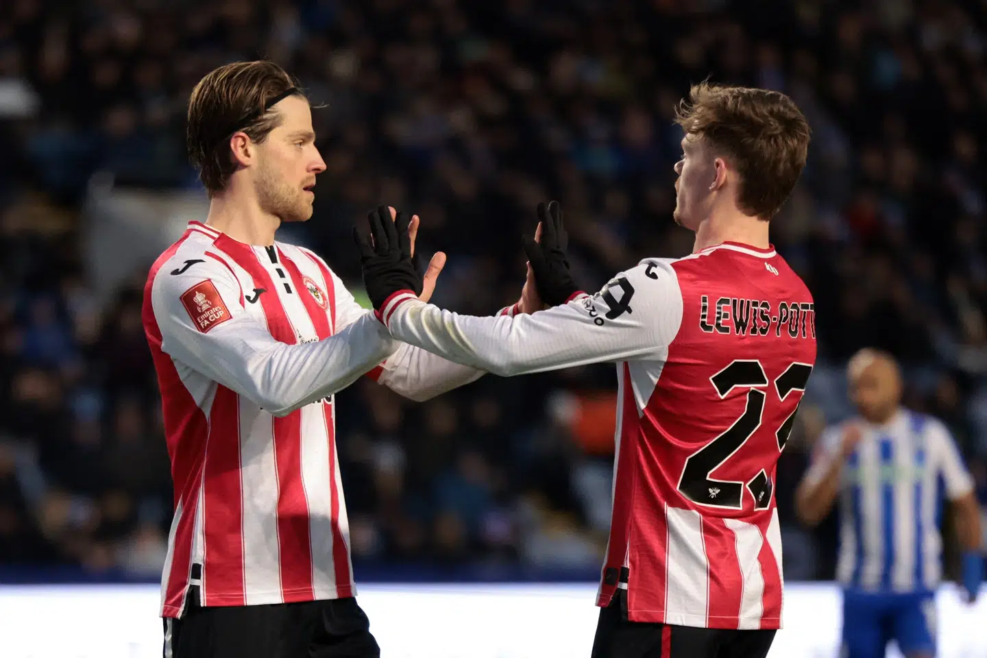 Mathias Jensen (til venstre) lagde op til Keane Lewis-Potters åbningsmål mod Shefffield Wednesday.