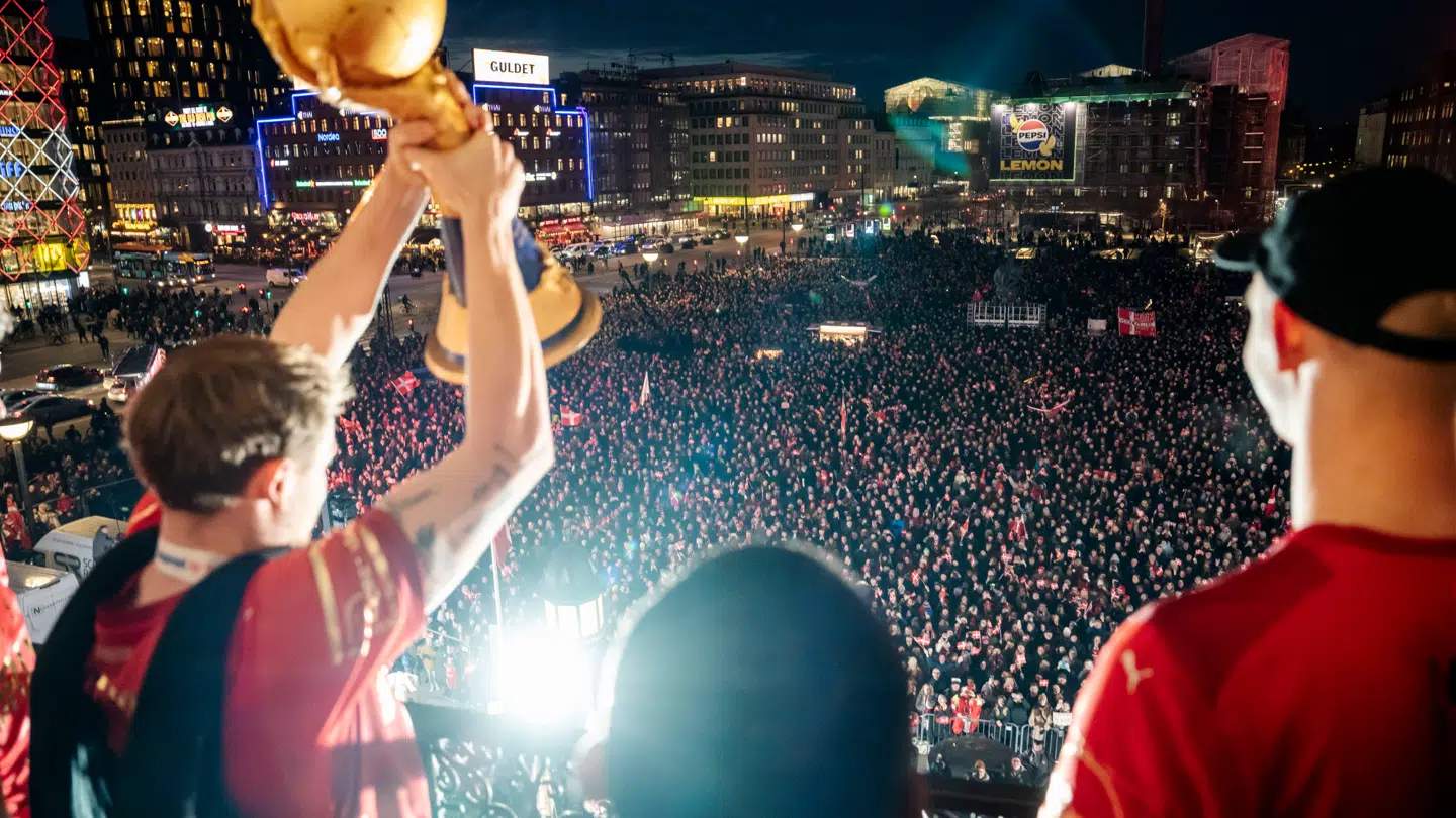 Simon Pytlick med VM-trofæet i 2025.