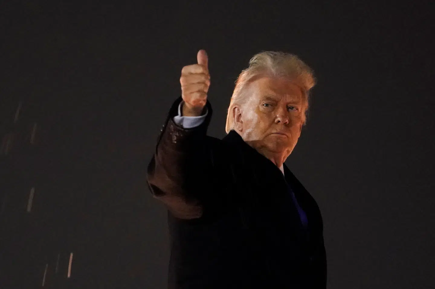 Donald Trump går om bord på Air Force One fredag med afgang mod delstaten Florida.