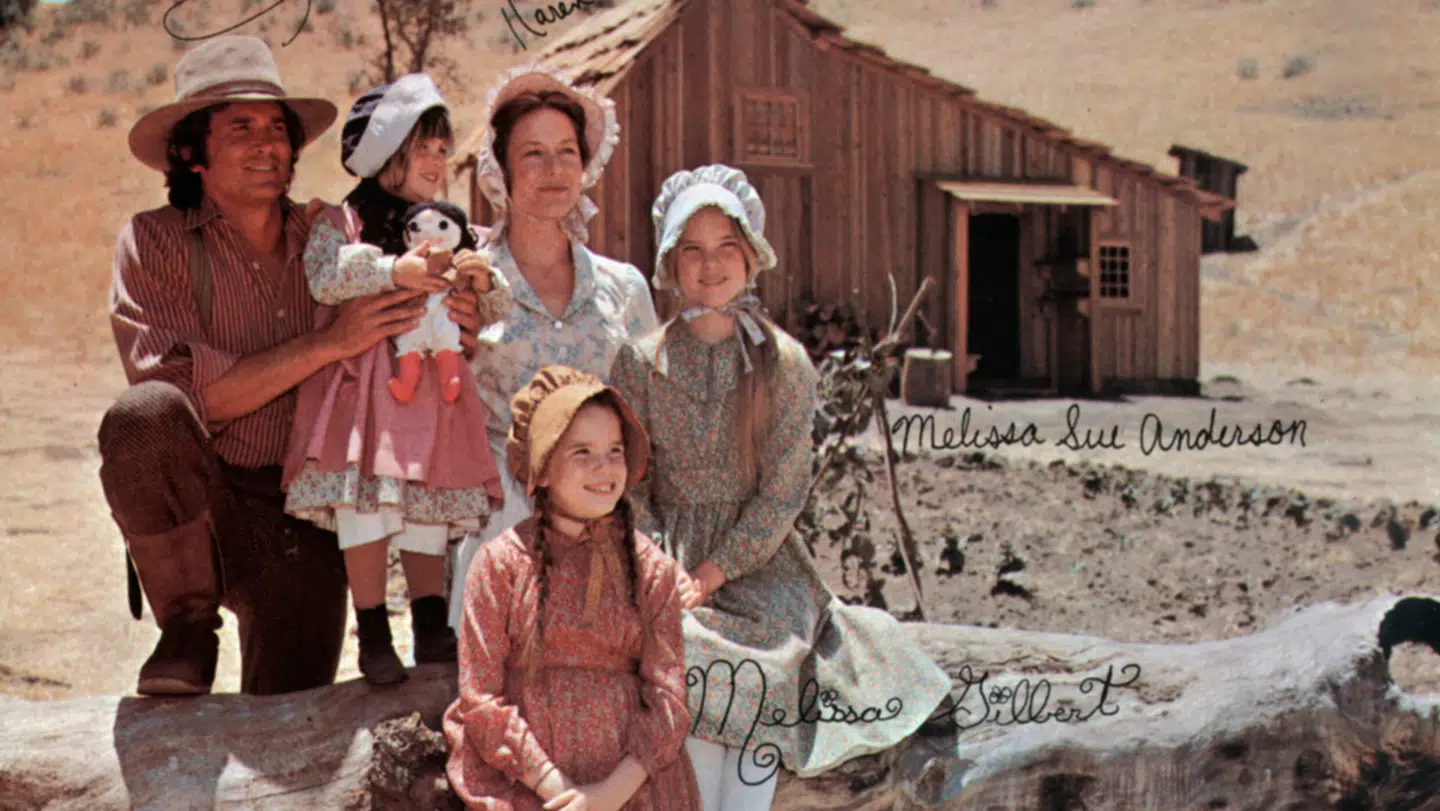 Melissa Gilbert (forrest) som Laura Ingalls i 'Det lille hus på prærien' fra 1974.