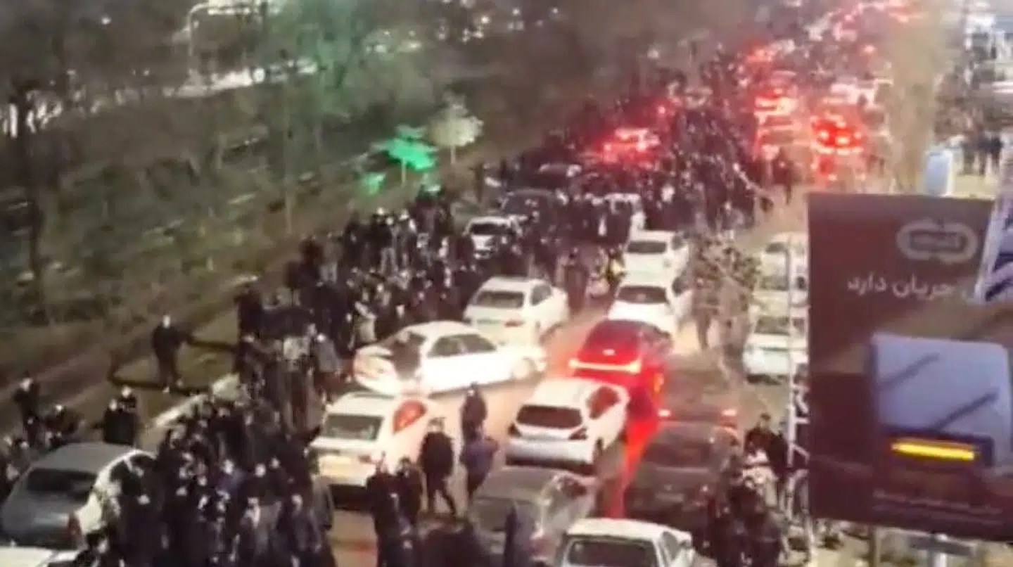 Demonstrerende borgere i byen Mashhad torsdag.