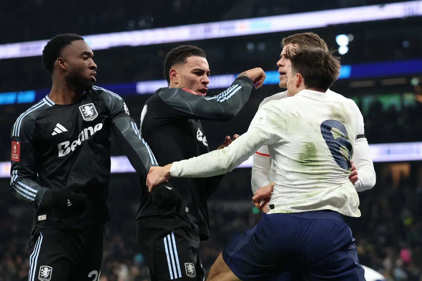 Efter slutfløjt kom spillerne fra Tottenham og Aston Villa i karambolage.