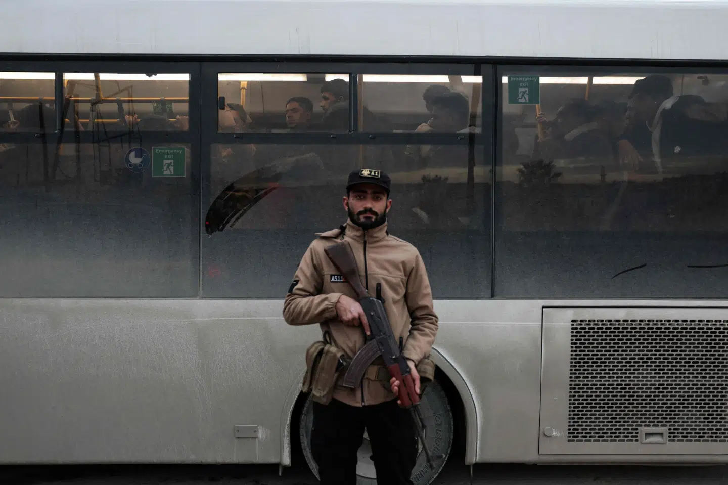 Syrisk soldat står lørdag vagt, efter at der tirsdag udbrød kampe i de kurdisk-dominerede kvarterer Sheikh Maksoud og Ashrafiyah i Aleppo.