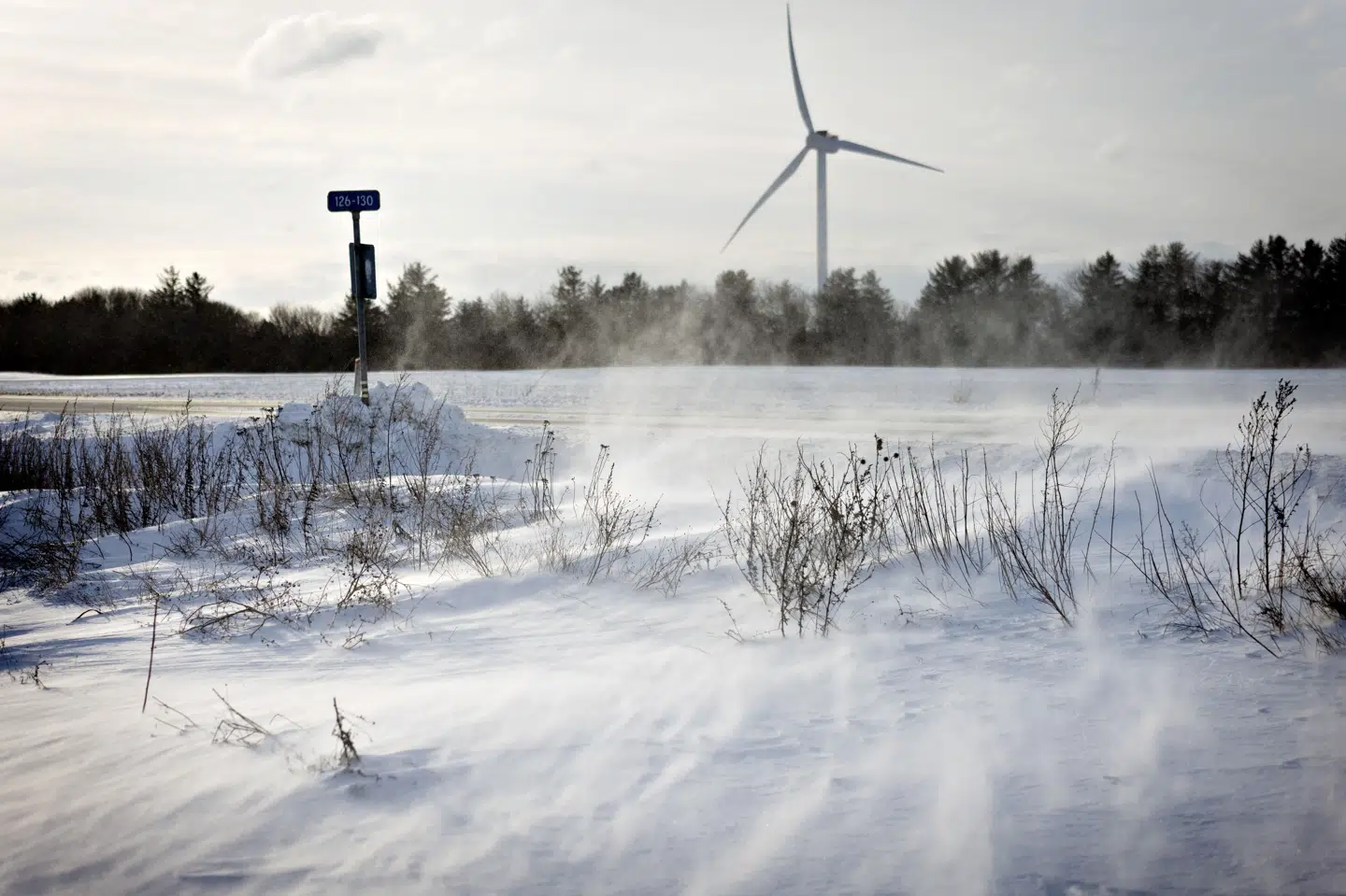 Der har været snefygning flere steder i landet i løbet af ugen som her mellem Ringkøbing og Tim fredag. DMI har udsendt et varsel om snefygning på Bornholm søndag og i Nordjylland mandag.