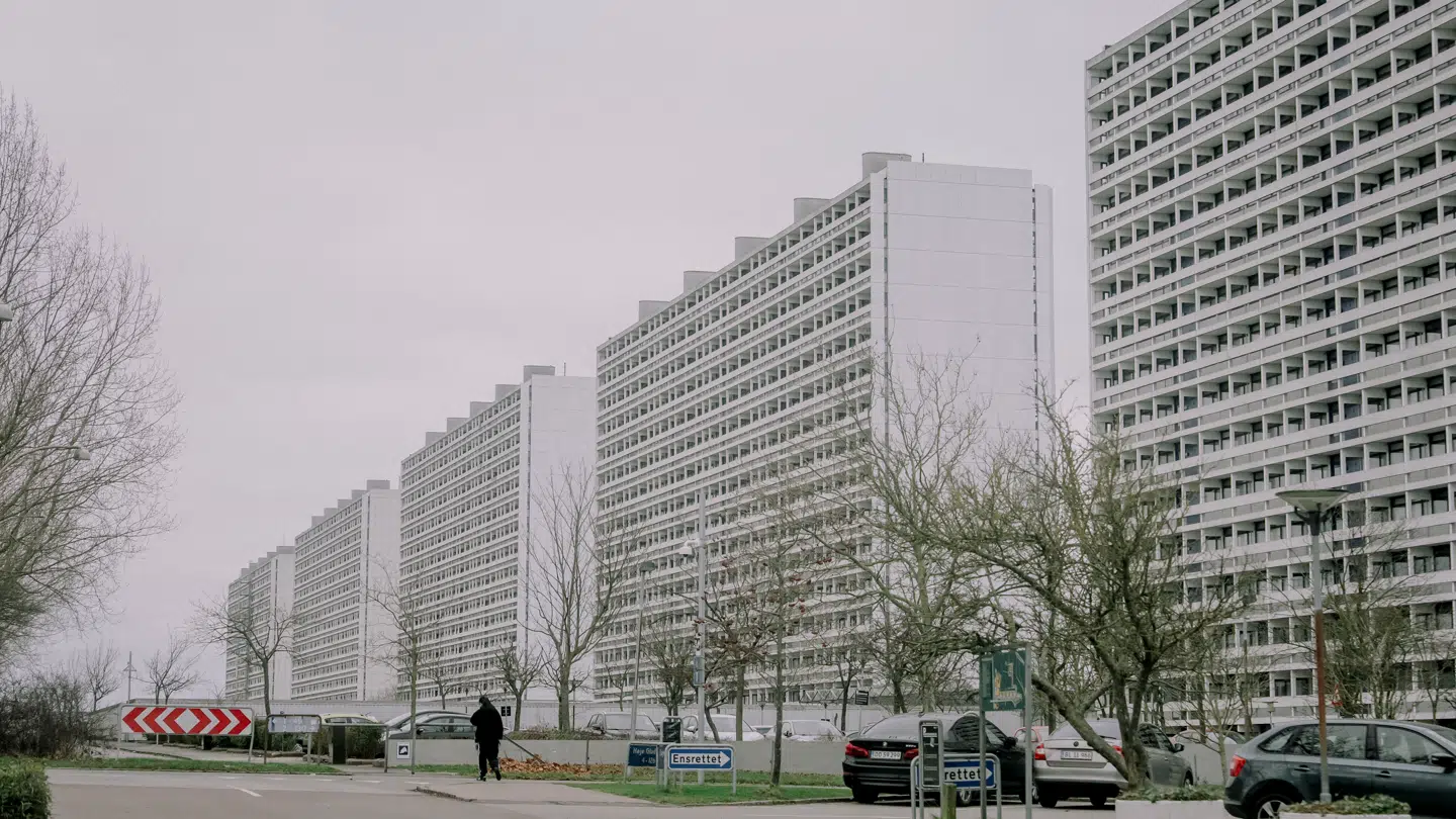 Det var fra dette boligområde i Gladsaxe, at den toårige blev smidt ud fra en svalegang på syvende sal.