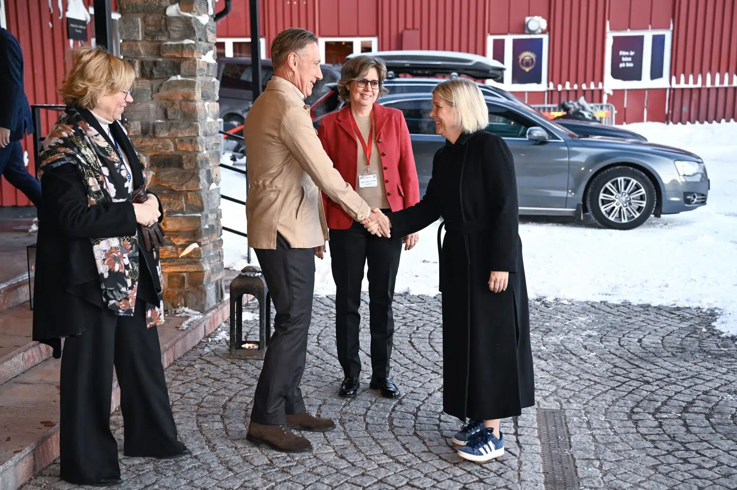 Tidligere statsminister i Sverige Magdalena Andersson (th.) er klar til at sende svenske soldater til Grønland, hvis det bliver nødvendigt.