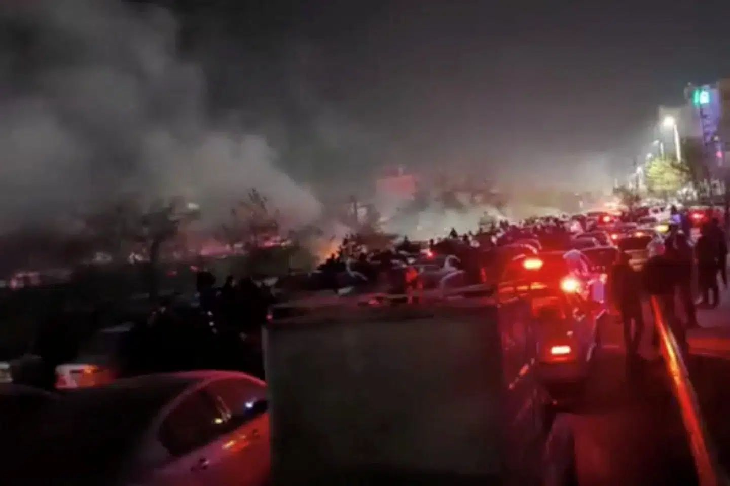 Et screenshot fra en video på sociale medier viser en flok mennesker på gaden i Mashhad i det nordøstlige Iran. Reuters har verificeret lokationen ud fra blandt andet bygninger og skilte. Tidspunktet for videoen er ikke verificeret, men flere andre videoer viser lignende scener langs Vakil Abad-motorvejen i Mashhad.