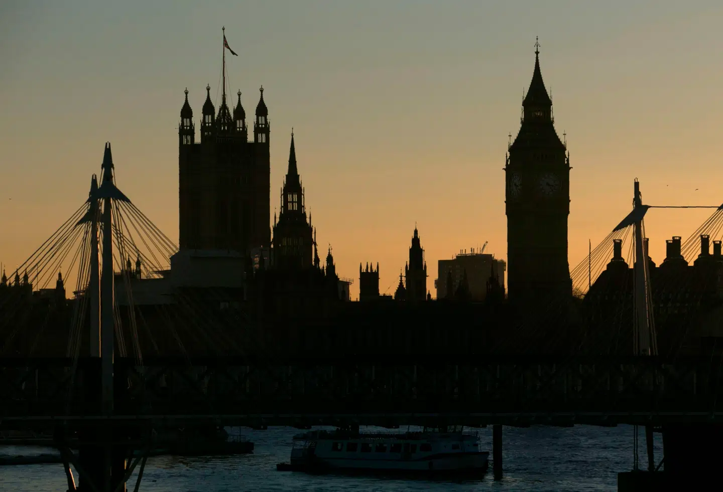 Det Muslimske Broderskab afskrækker De Forenede Arabiske Emirater fra at sende studerende til Storbritannien, skriver britiske The Sunday Times.