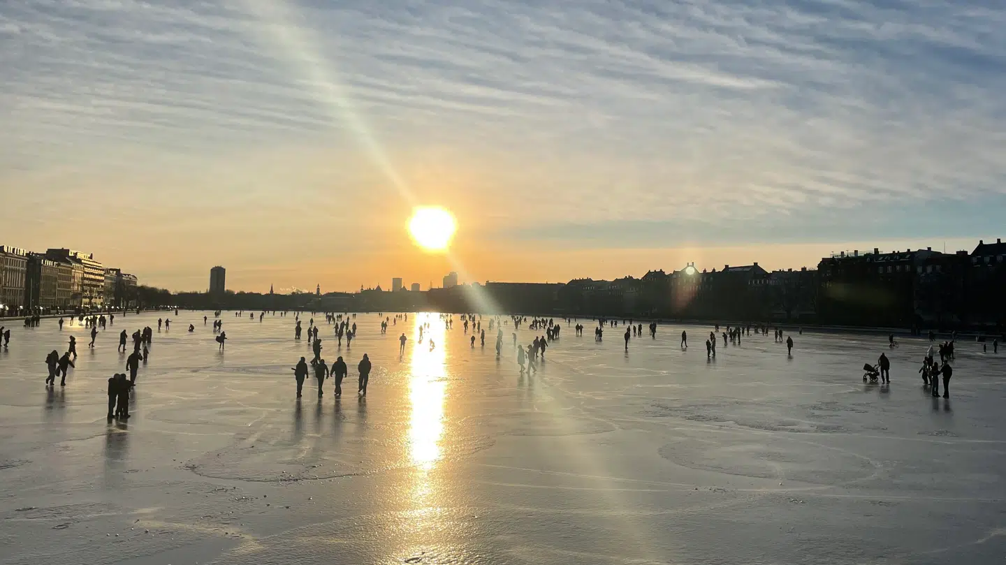 Et hav af mennesker bevæger sig søndag rundt på isen i København.
