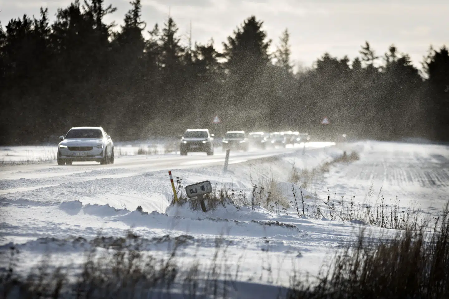 Trafikken mandag eftermiddag kan blive udfordret dels af snefygning, dels af muligt isslag, lyder det fra DMI. (Arkivfoto).
