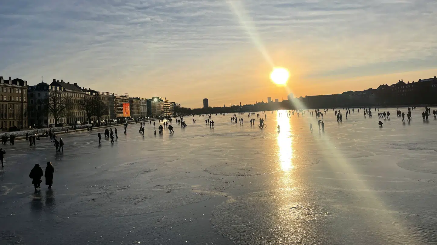 Isen skal være af en tykkelse på 16-18 centimeter tyk, før det er tilladt at bevæge sig ud på den.