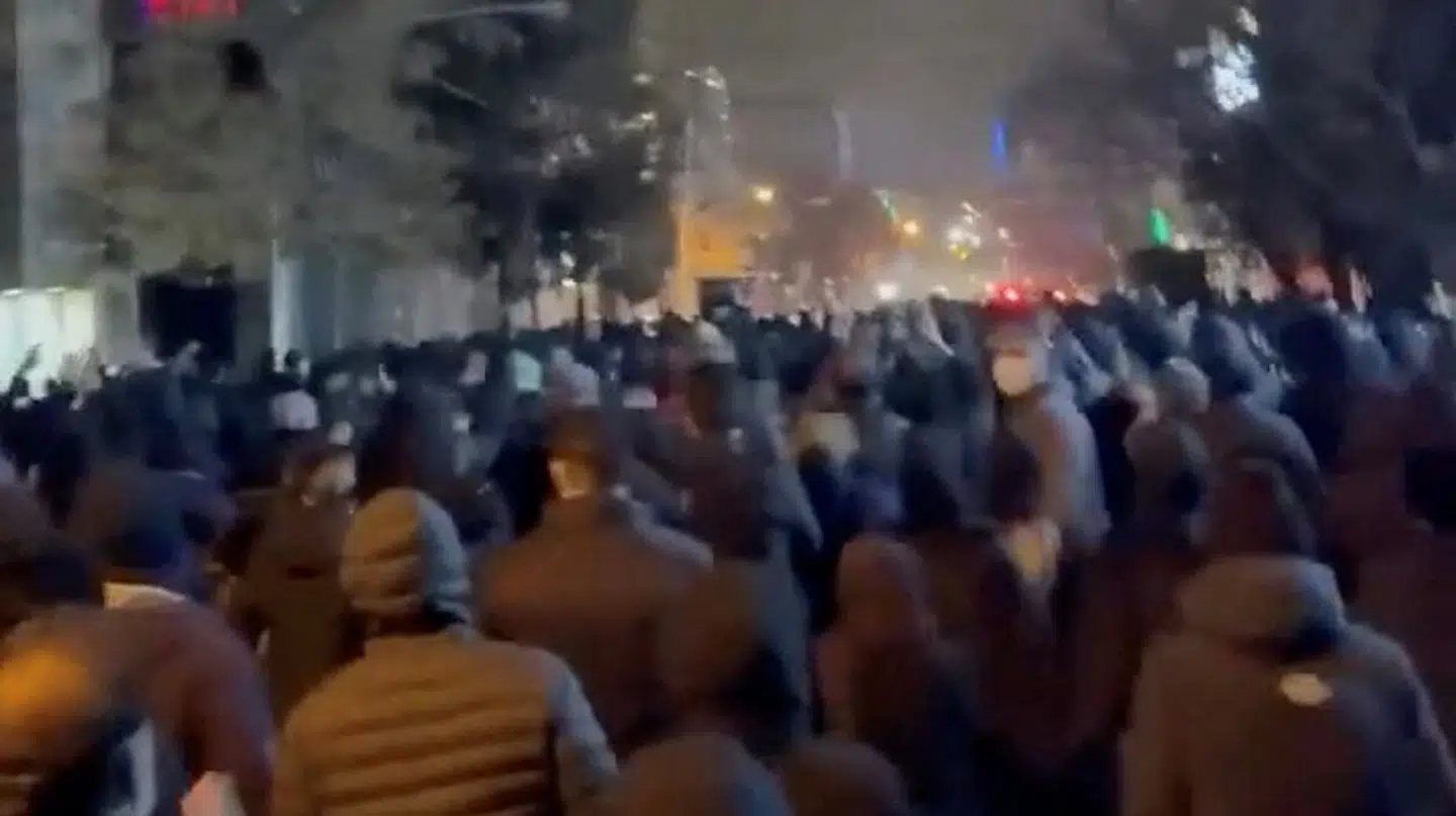 Reuters har verificeret dette billede fra en demonstration i Teheran lørdag.