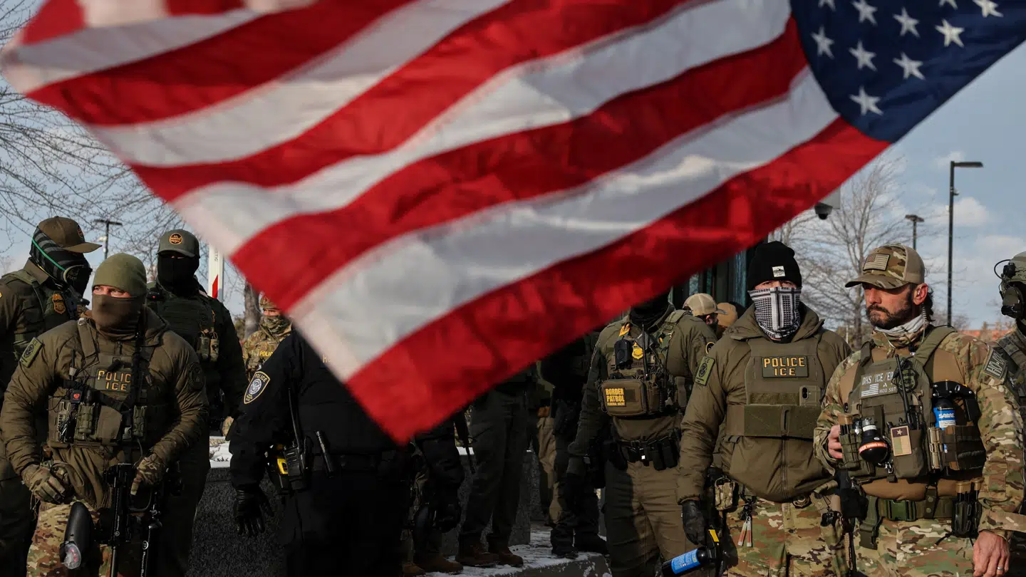 ICE-agenter ved Bishop Henry Whipple Federal Building i Minnesota.