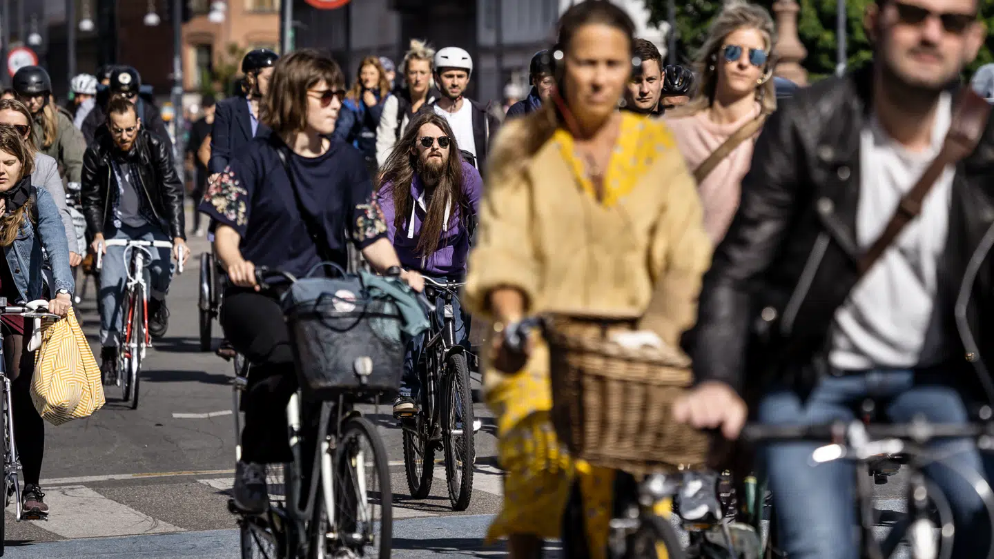 Cyklister ved Dronning Louises Bro i København.