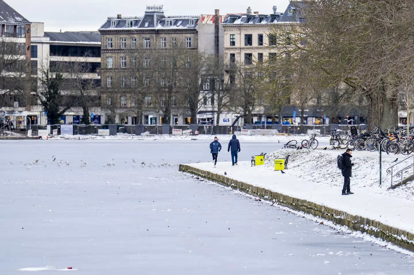 Der ligger is og sne på Søerne i København, men det er ikke tilladt at færdes på den, oplyser Københavns Politi. (Arkivfoto).