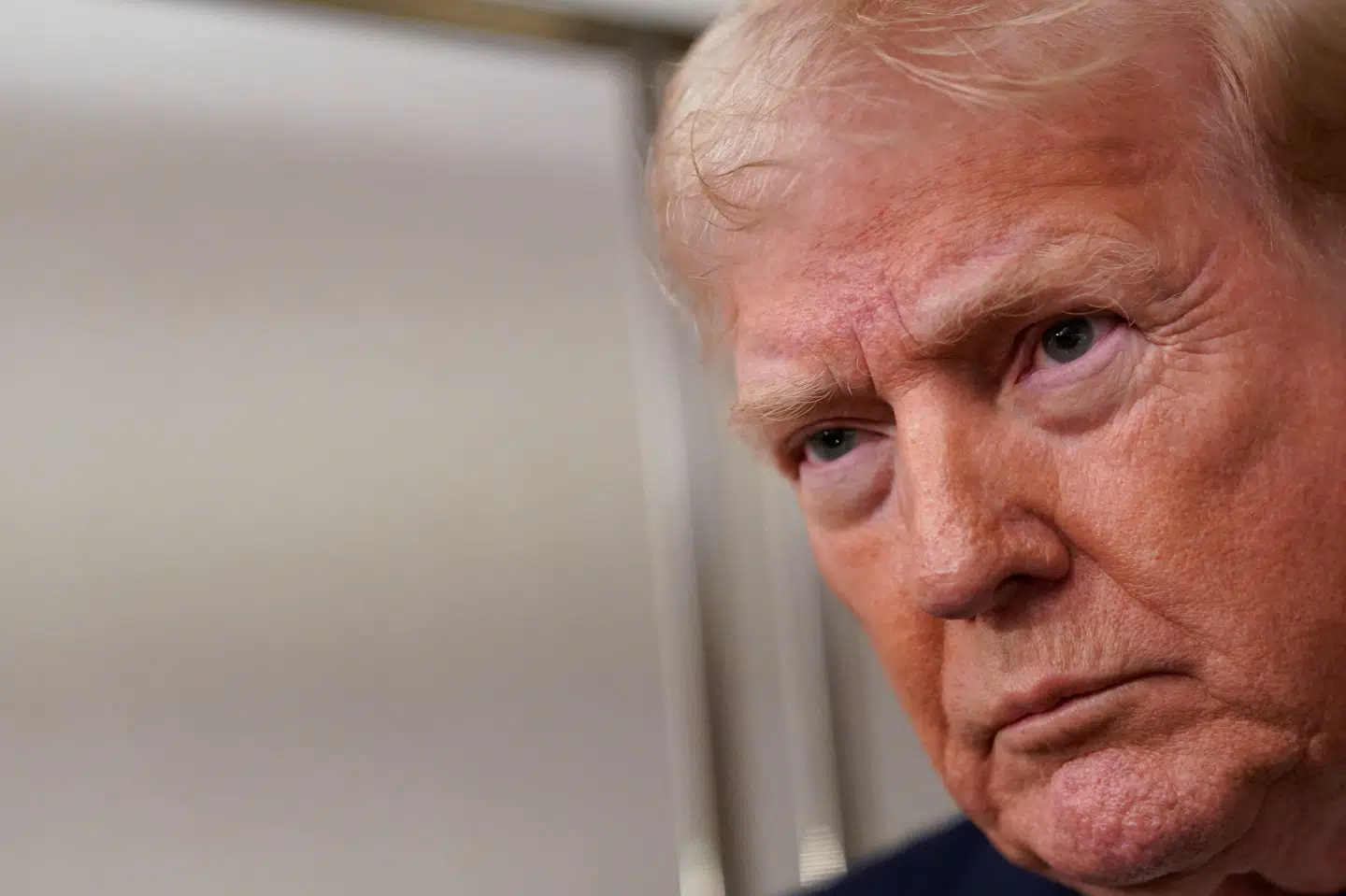 Trump har svaret på spørgsmål fra flere journalister om bord på Air Force One på turen fra den amerikanske delstat Florida til Washington D.C. De spurgte blandt andet til hans planer for Grønland.