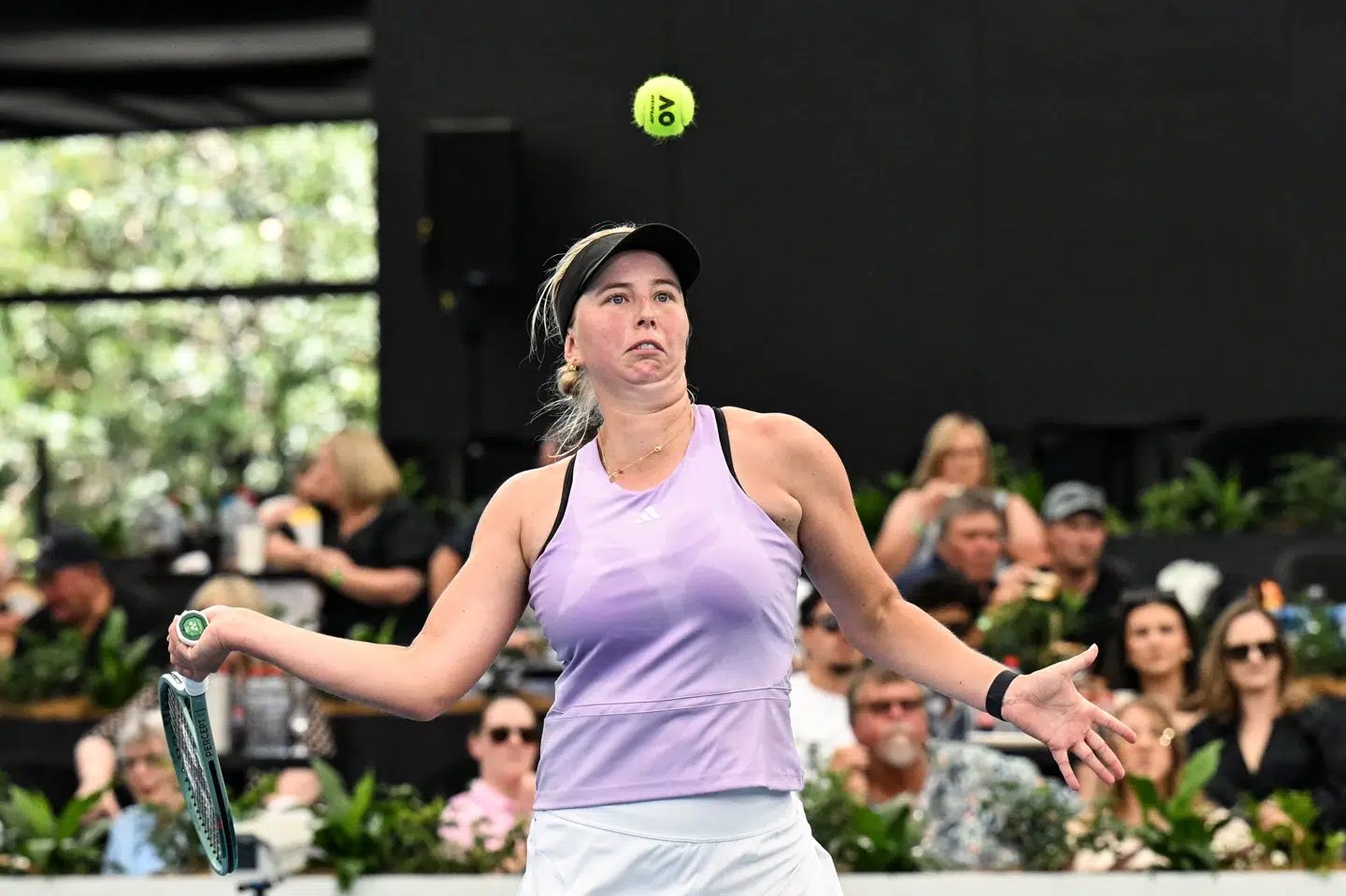 Clara Tauson ses på banen i Adelaide International, inden hun måtte trække sig på grund af en skade. Turneringen var hendes sidste, inden Australian Open senere på måneden.