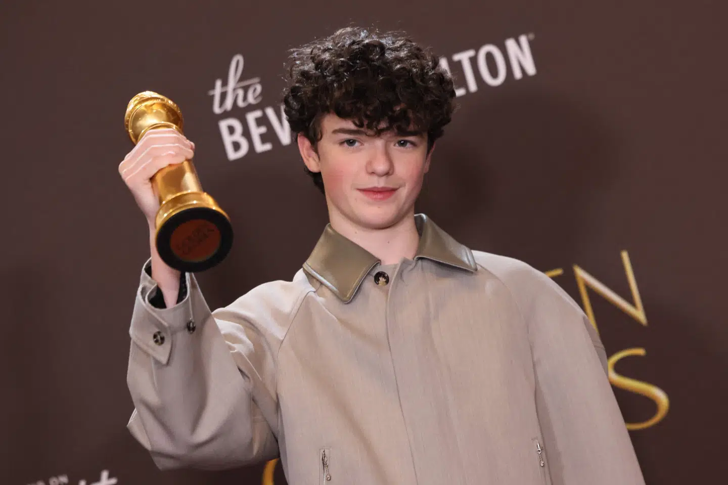 Miniserien "Adolescence" blev én af de store vindere ved Golden Globes natten til mandag. 16-årige Owen Cooper, der spillede med i serien, modtog prisen for Bedste Mandlige Birolle.