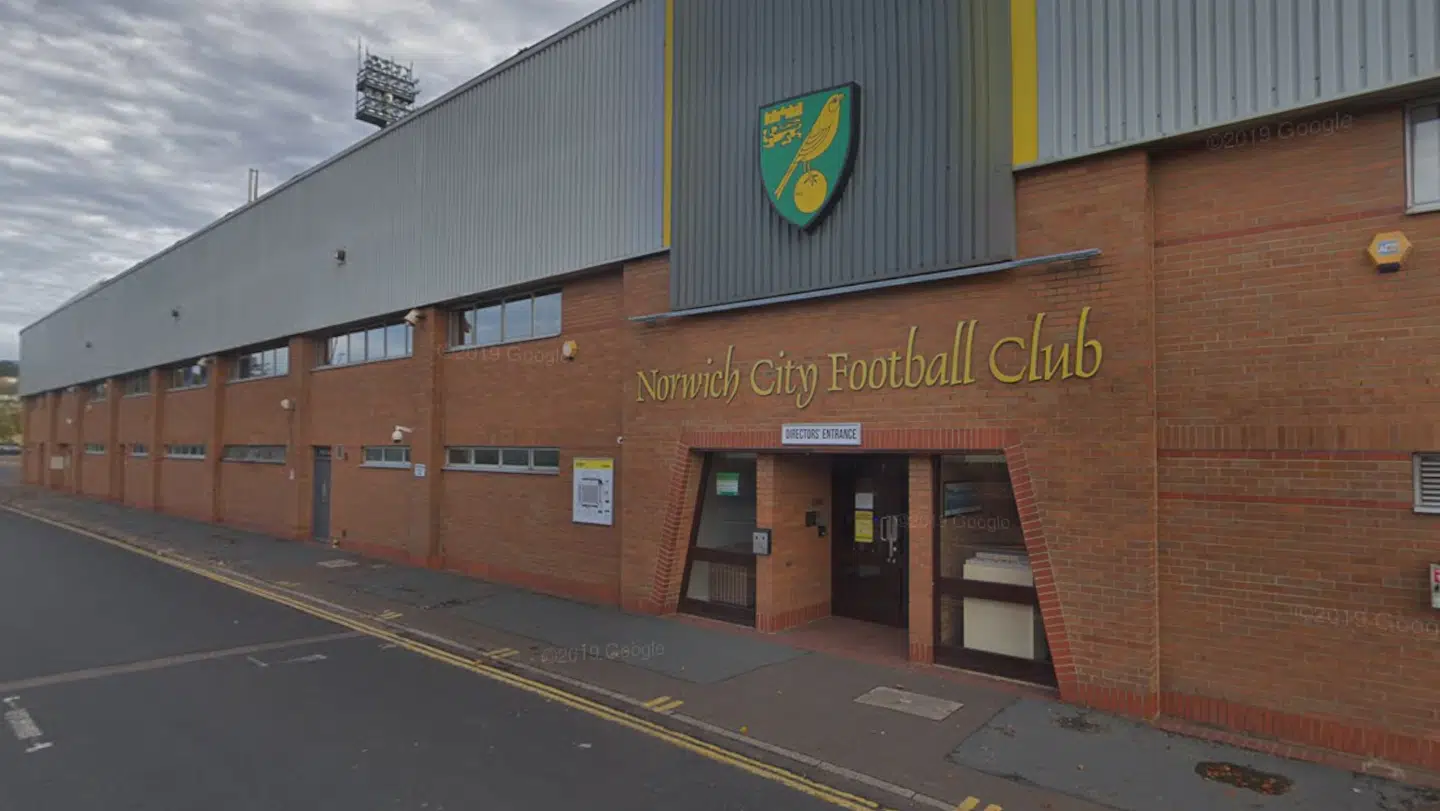 Norwich City fodboldklub mistede søndag en fan, der døde på tribunen.