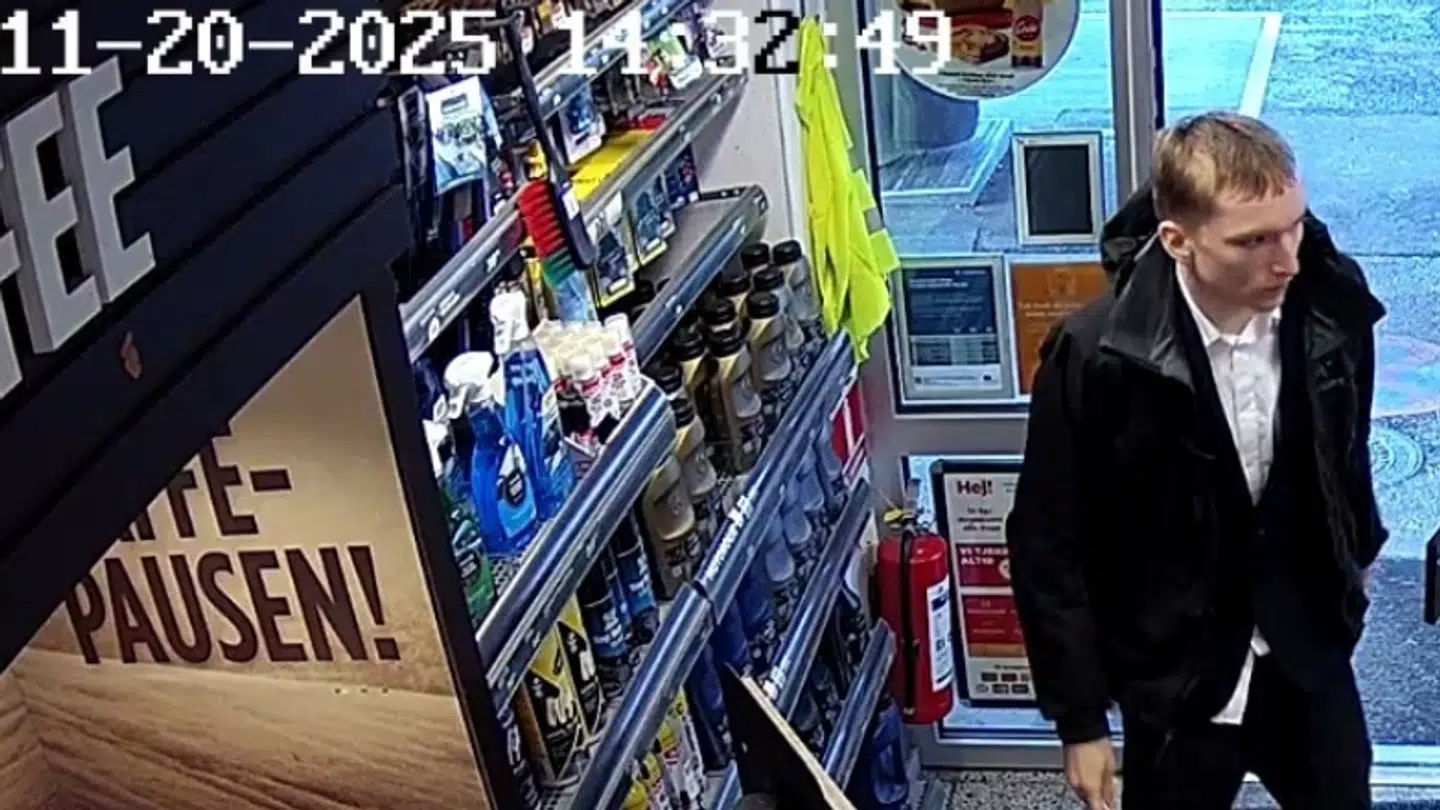 Midt- og Vestsjællands Politi efterlyser nu en ung mand for flere tilfælde af bedrageri.