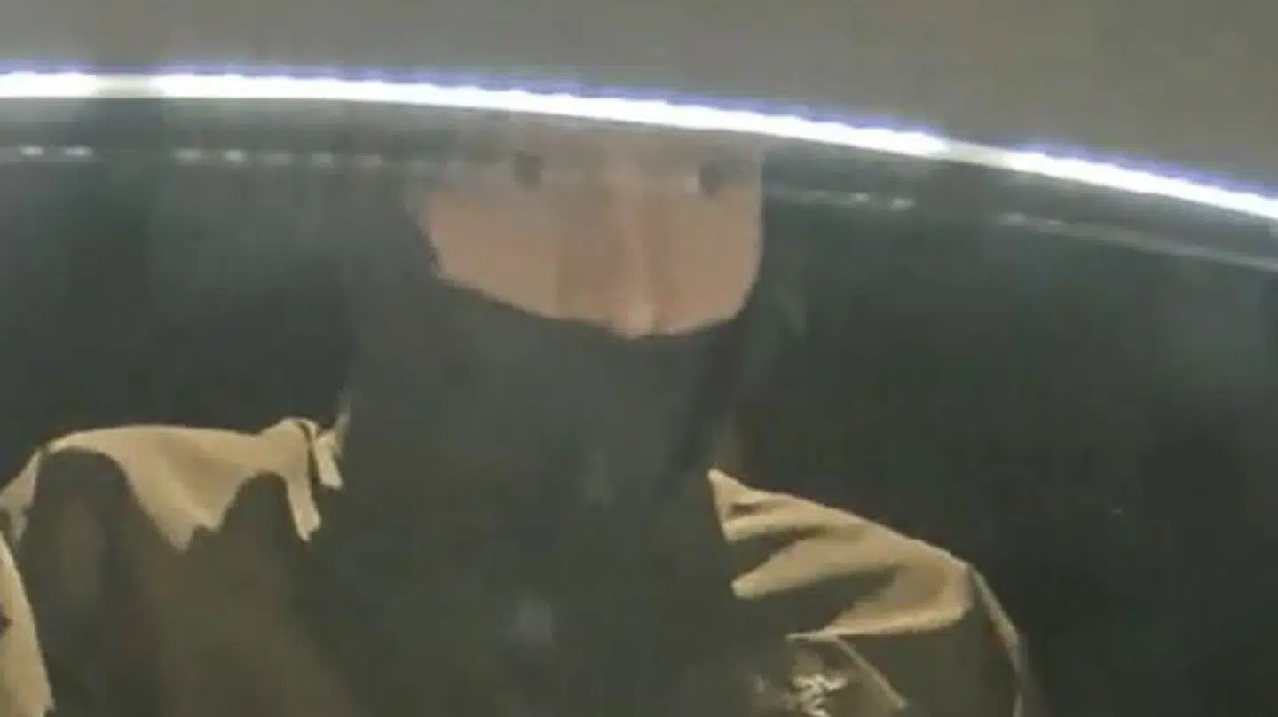 Midt- og Vestsjællands Politi efterlyser nu en ung mand for flere tilfælde af bedrageri.