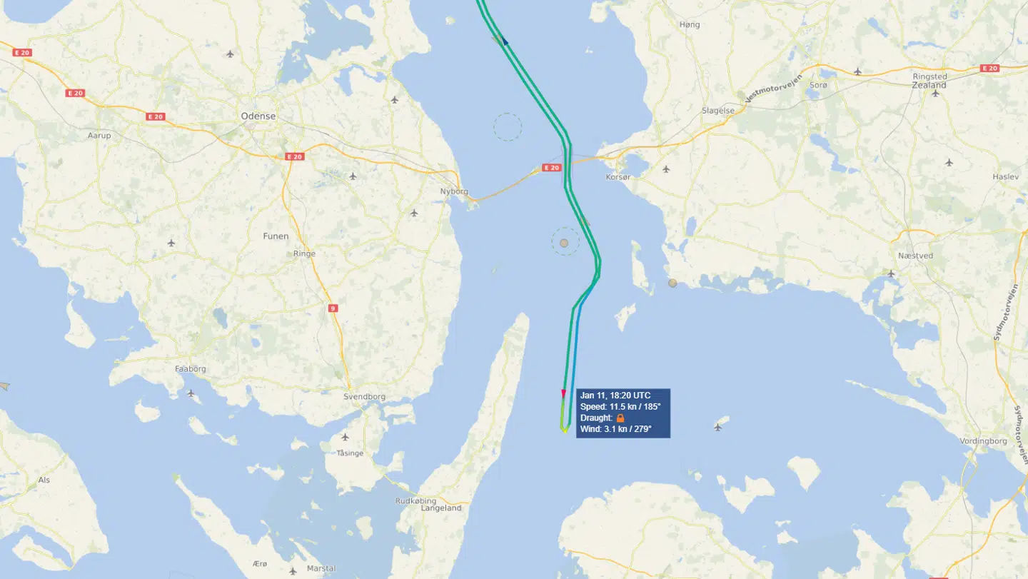 'Tavian', som siges at være en sanktioneret olietanker, foretog for nylig en pludselig U-vending i dansk farvand.