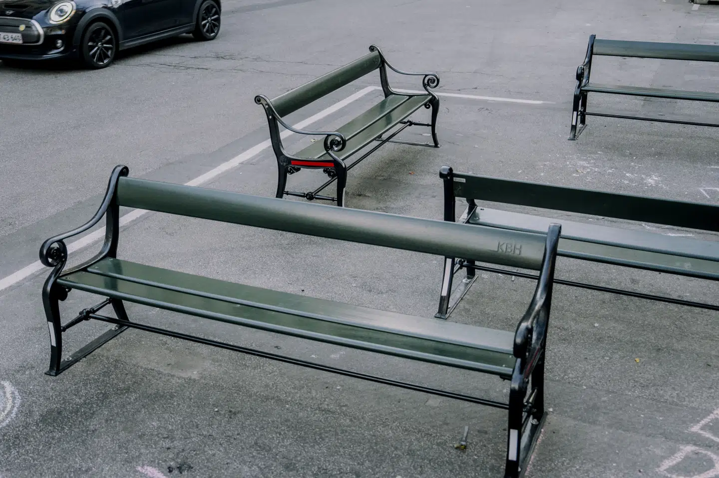 Københavns Kommune har sat bænke op på flere tidligere parkeringsbåse i den indre del af København. Billedet er taget ved Frue Plads i København i november 2025. (Arkivfoto).