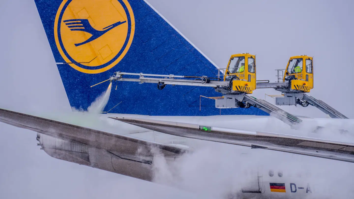 Der bliver arbejdet på at afise flyene.