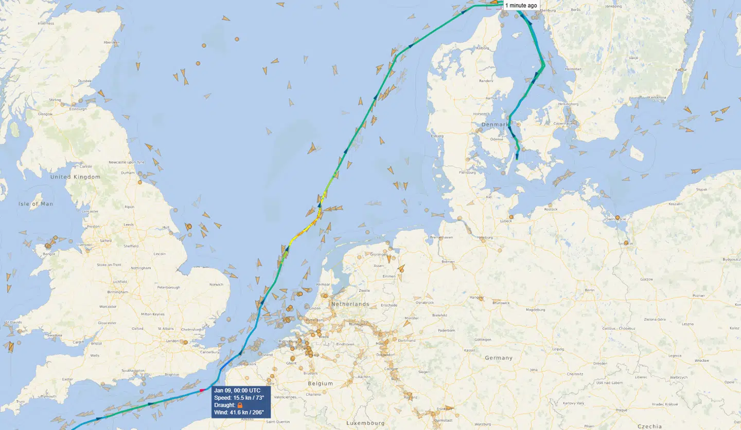 Fra torsdag til fredag befandt skibet sig langs den britiske kyst, hvor det skulle passere gennem den Britiske Kanal.