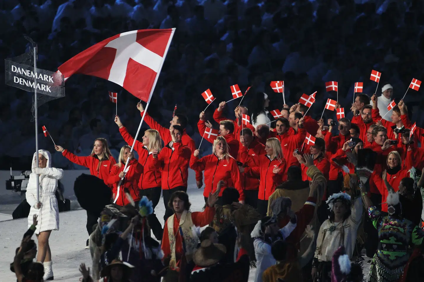 Freestyle skiløberen Sophie Fjellvang-Sølling bar Dannebrog ved åbningen af vinter-OL i Vancouver i 2010. (Arkivfoto).