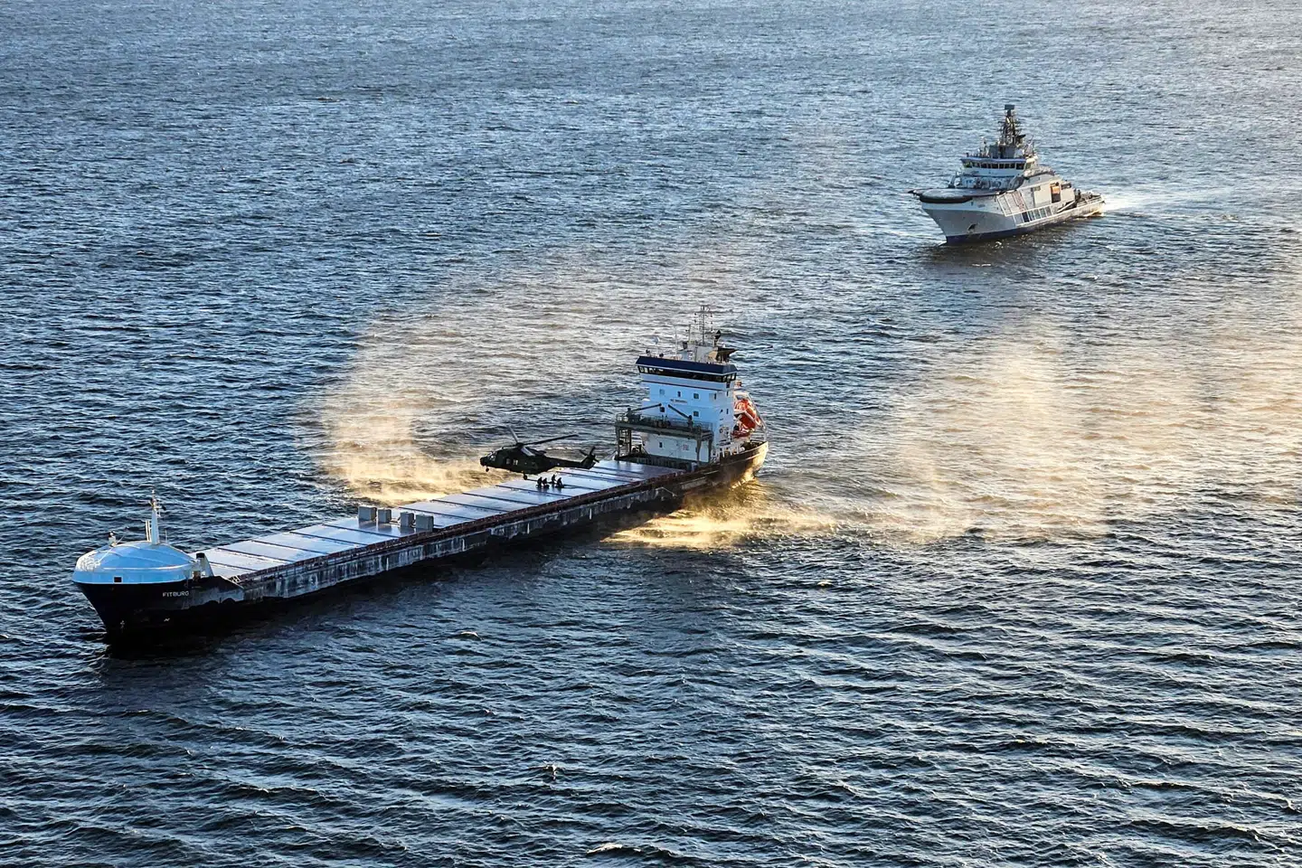 En helikopter fra den finske grænsevagt og et af kystvagtens både opbragte fragtskibet "Fitburg" i Den Finske Bugt 31. december. Siden har skibet været i de finske myndigheders varetægt. (Arkivfoto).