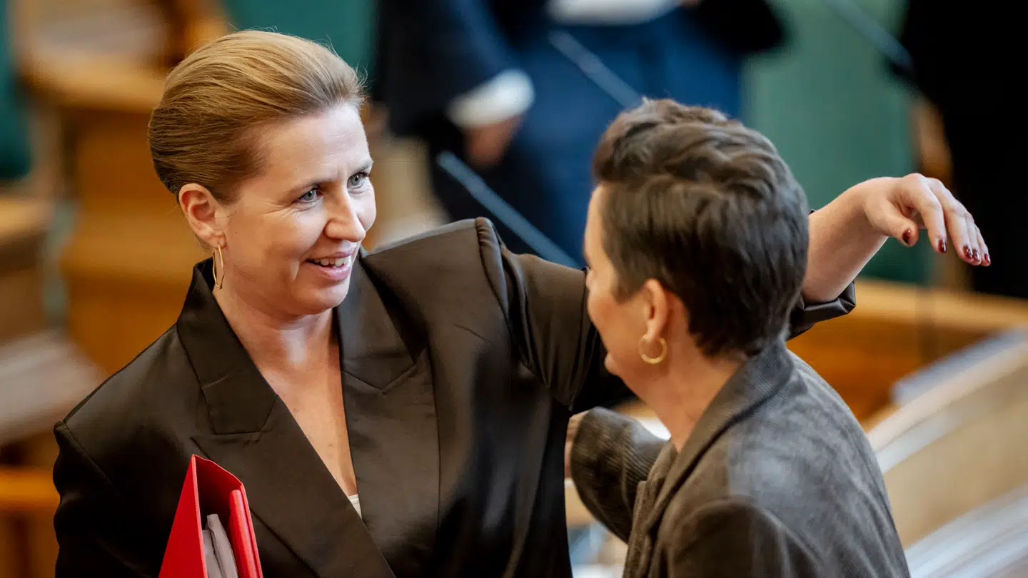 Statsminister Mette Frederiksen (S) og Pia Olsen Dyhr (SF) før møde i Folketingssalen med statsministerens spørgetime på Christiansborg tirsdag den 21. oktober 2025.