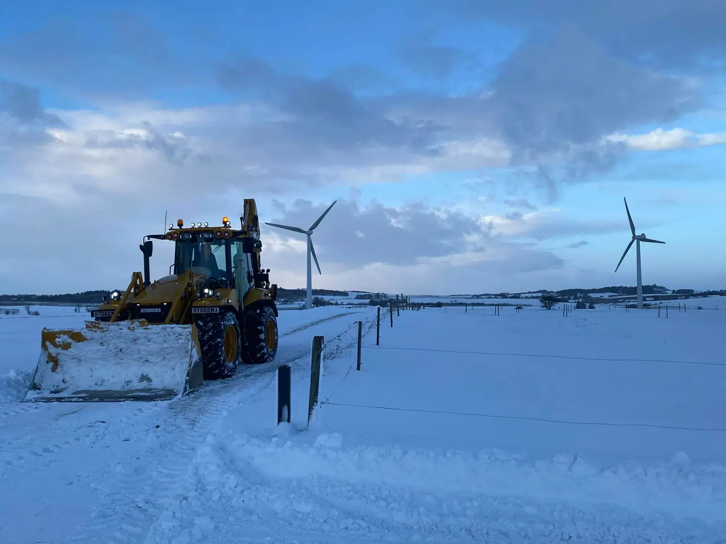 Martin Thorhauge Jensen er maskinfører, så om vinteren skovler han sne og salter for private og erhvervskunder. Så han og resten af familien i Thorhauge Entreprenør jubler over 'det hvide guld'. Foto: Privat