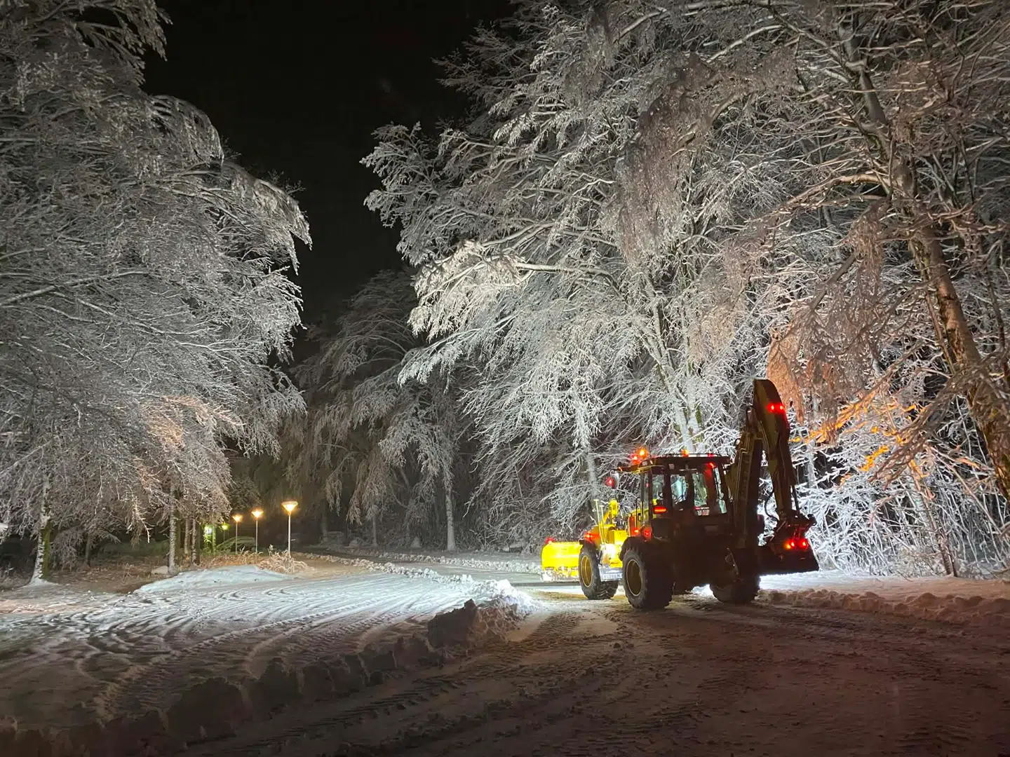 Martin Thorhauge Jensen er maskinfører, så om vinteren skovler han sne og salter for private og erhvervskunder. Så han og resten af familien i Thorhauge Entreprenør jubler over 'det hvide guld'. Foto: Privat