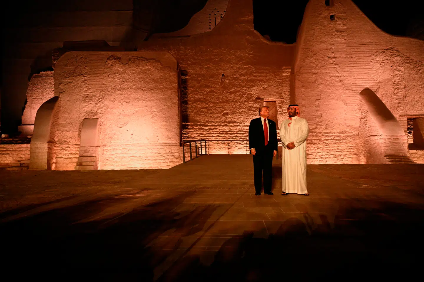 USAs præsident blev i maj 2025 vist rundt af Saudi-Arabiens kronprins, Mohammed bin Salman, i den gamle bydel i Diriyah i omegnen af hovedstaden, Riyadh. Nu skal Trumps forretningsimperium bygge luksushotel med golfbane og luksuslejligheder i blandt andet Diriyah sammen med landets store velstandsfond.