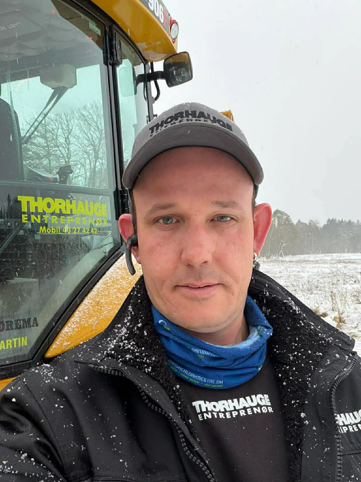 Martin Thorhauge Jensen arbejder som maskinfører i sin fars virksomhed Thorhauge Entreprenør, og her har de rygende travlt alle vinterens nætter. Foto: Privat