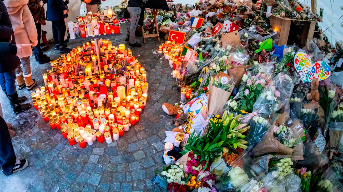 Flere har sat lys og blomster for dem, der mistede livet, i den tragiske brand nytårsnat i Crans-Montana i Schweiz.