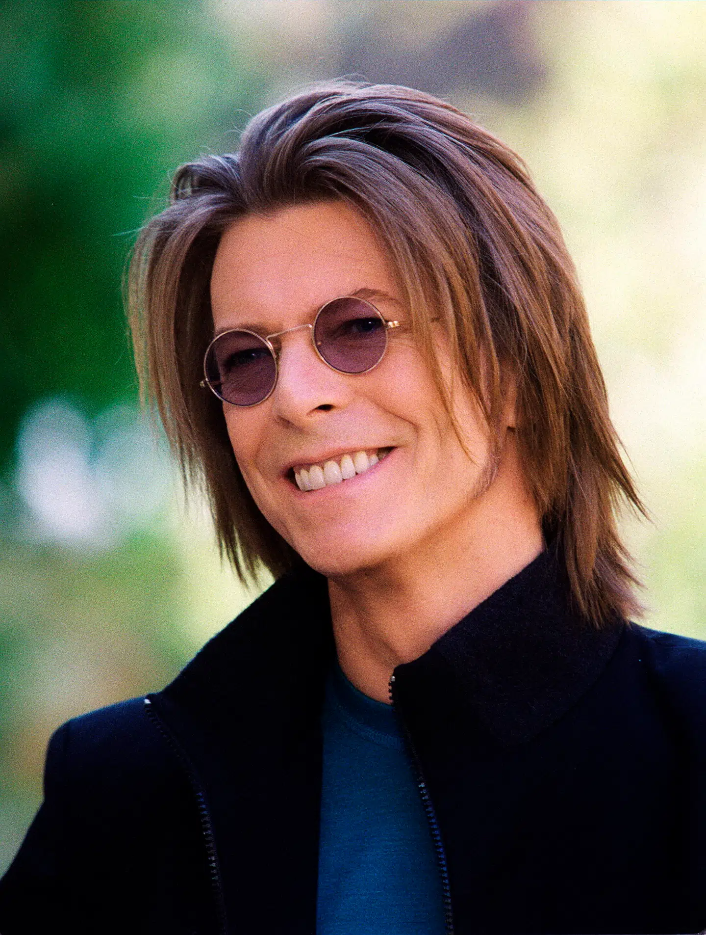 David Bowie har skiftet udseende en del gennem tiden, men i 1999, hvor han besøgte Keld Heick i 'Musikbutikken', havde han langt, mørkebrunt hår.