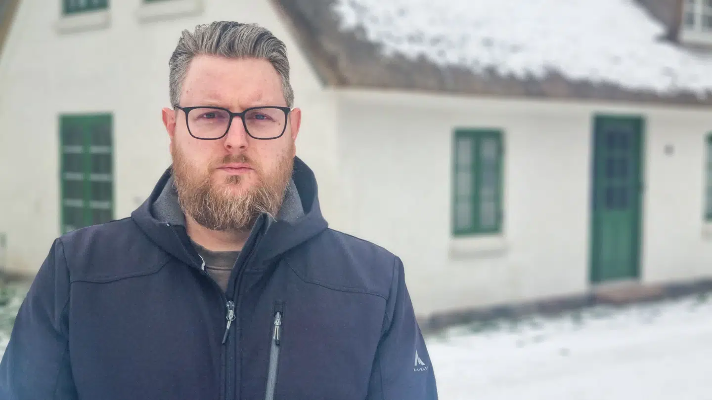 Anders Johansen foran sit hus, hvor der blev placeret en "brandbombe"-anordningen i december.