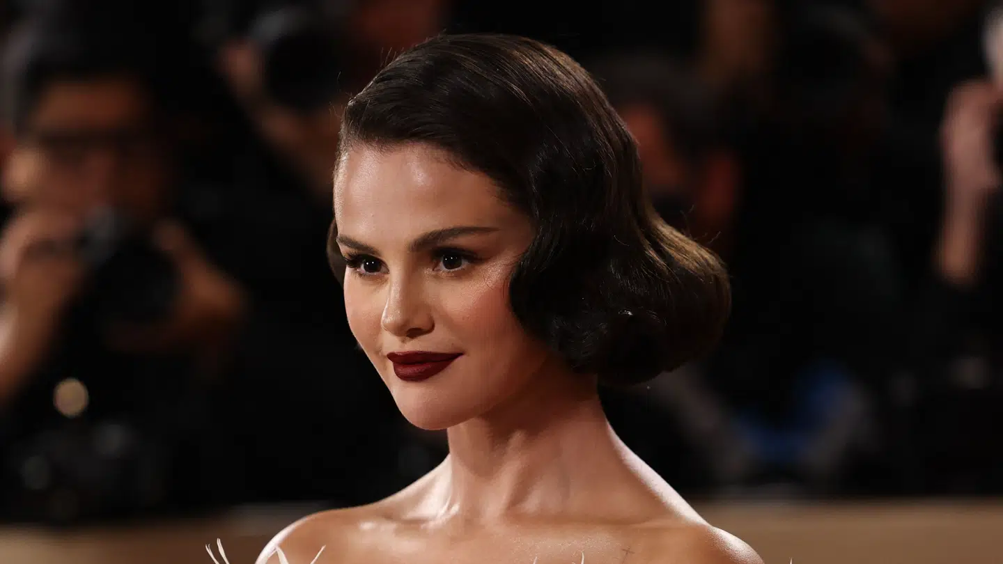 Selena Gomez' kjole består af over 200 broderede elementer.