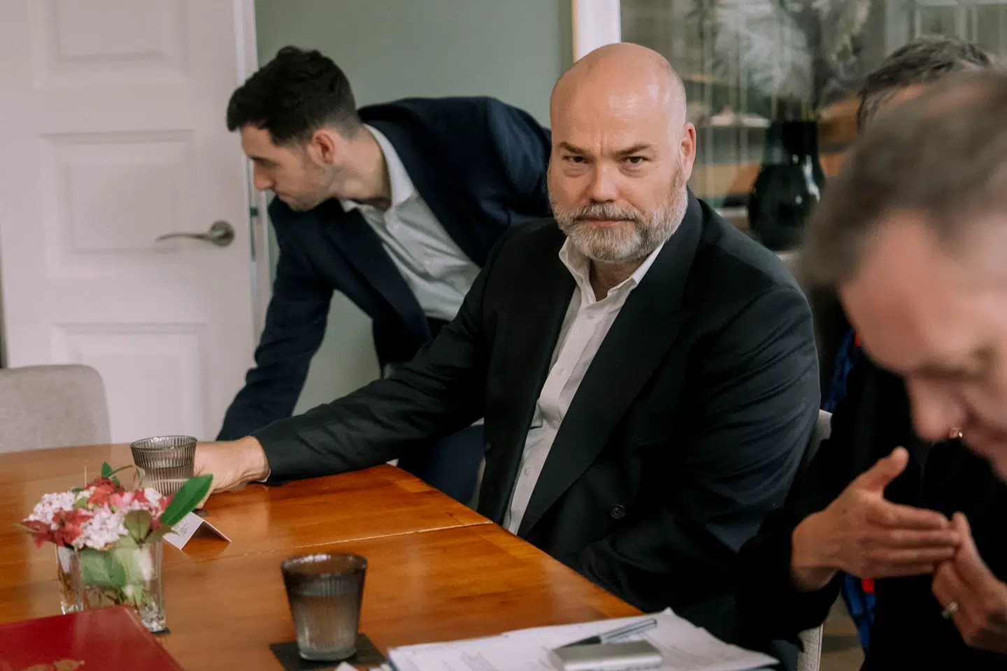 Anders Holch Povlsen, en af landets rigeste, står i spidsen for Bestseller, der har igangsat en fyringsrunde blandt selskabets danske ansatte.